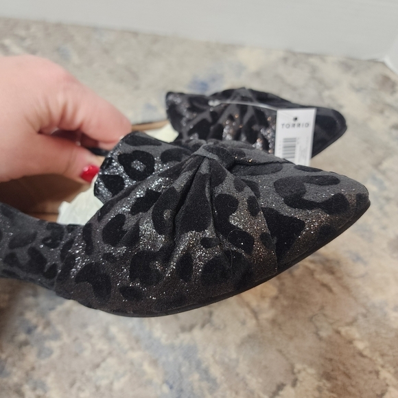 NWT Torrid 7W Shimmer Velvet Bow Pointed Toe Loafer Black Grey Leopard 7 Wide - Picture 9 of 13
